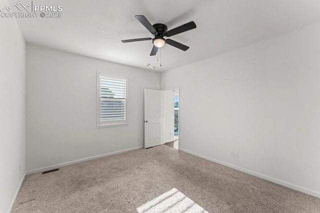 carpeted empty room featuring ceiling fan