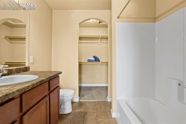 full bathroom with washtub / shower combination, vanity, and toilet