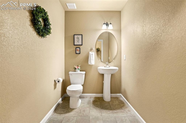 bathroom featuring toilet