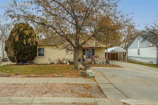 view of front of property featuring a carport and a front yard