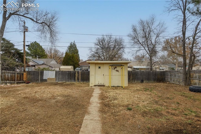 view of yard with a storage shed