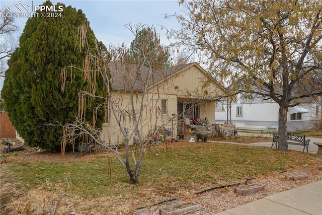 view of front of house featuring a front yard