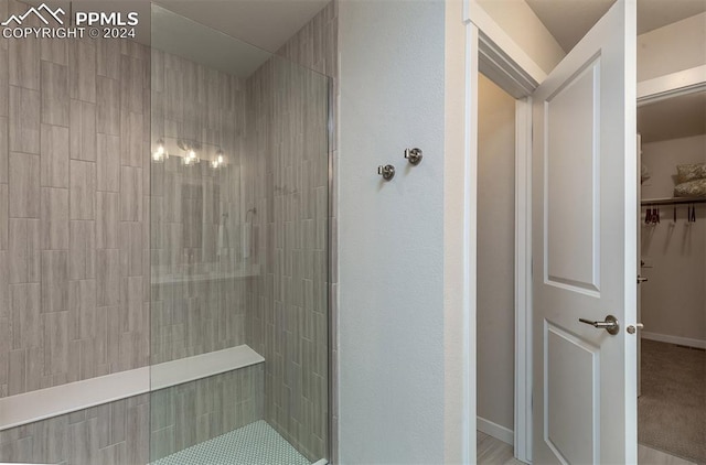 bathroom featuring a tile shower