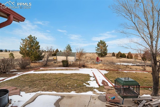 view of yard featuring a rural view