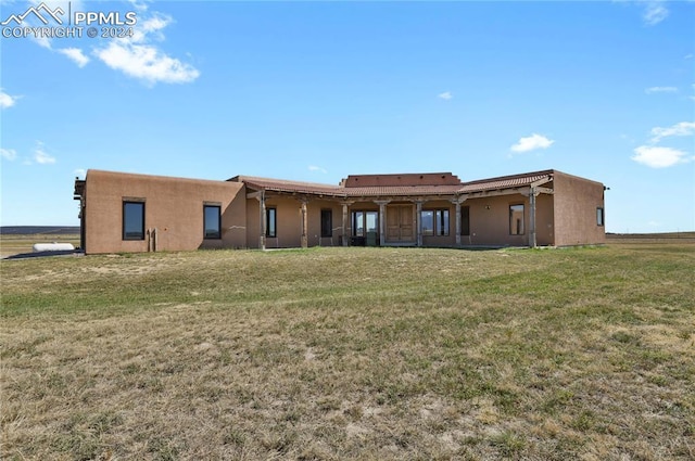 view of front of property featuring a front lawn