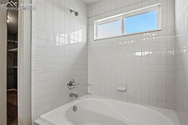 bathroom with tiled shower / bath combo