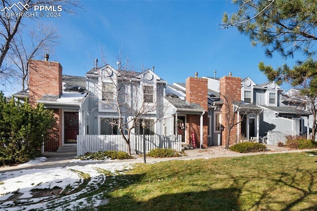 view of front of house with a front lawn