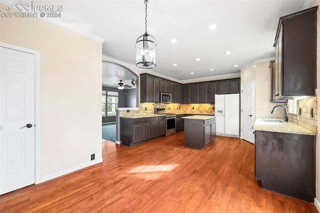 kitchen featuring a center island, sink, stainless steel appliances, dark hardwood / wood-style flooring, and crown molding