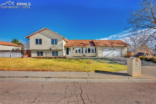 view of front of home featuring a front lawn and a garage