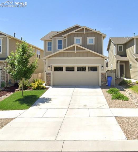 view of front facade featuring a garage