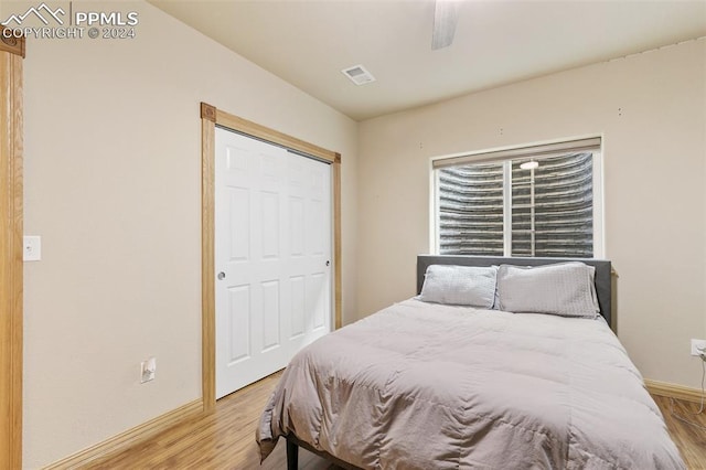 bedroom featuring a closet, light hardwood / wood-style flooring, and ceiling fan