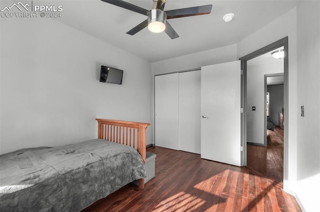 bedroom featuring ceiling fan, dark wood-type flooring, and a closet