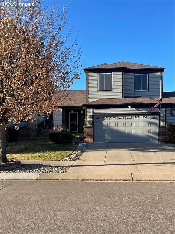 view of front property featuring a front lawn and a garage