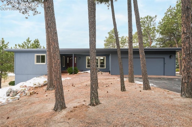 single story home featuring a garage