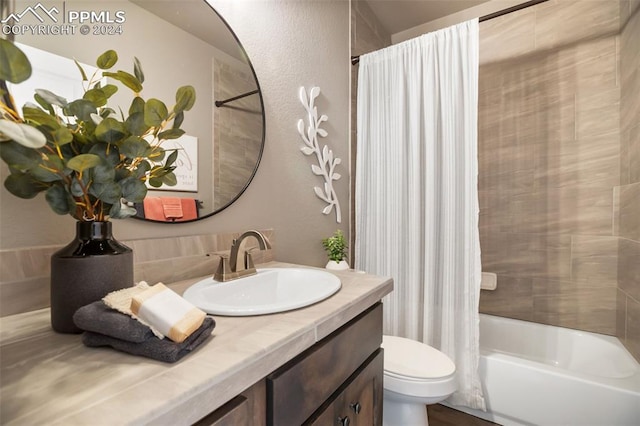 full bathroom with shower / bath combo with shower curtain, vanity, and toilet