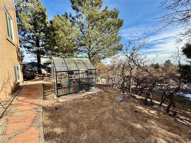 view of yard featuring an outdoor structure