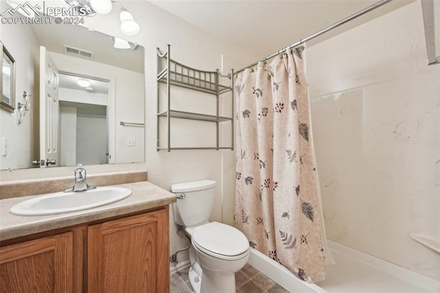 bathroom featuring a shower with shower curtain, vanity, and toilet