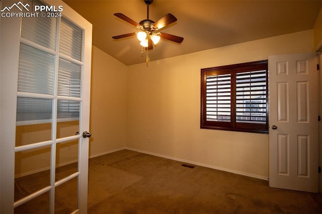 carpeted spare room featuring ceiling fan