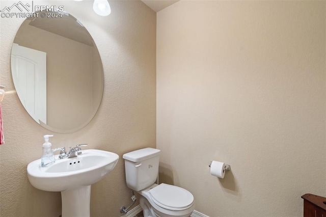 bathroom featuring toilet and sink