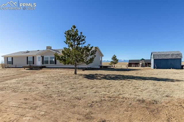 view of yard featuring a storage shed