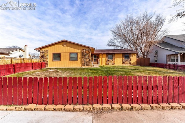 single story home featuring a front lawn