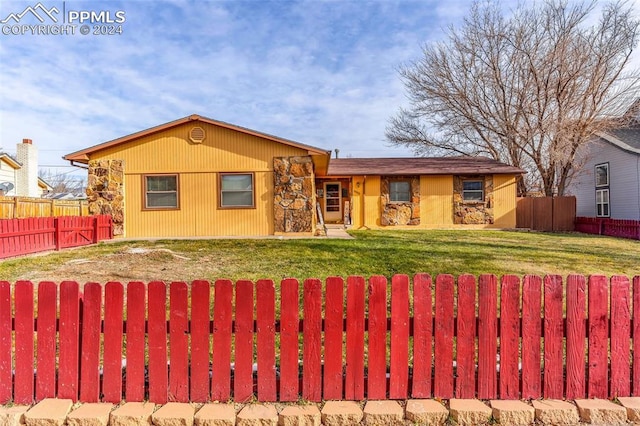 ranch-style house featuring a front lawn