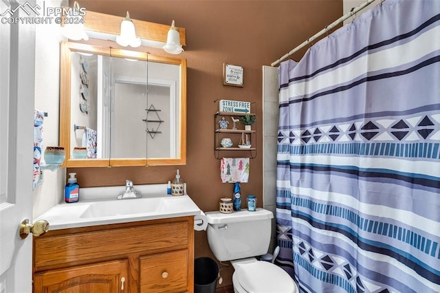 bathroom with a shower with curtain, vanity, and toilet