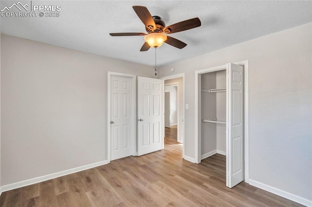 unfurnished bedroom with a textured ceiling, ceiling fan, and light hardwood / wood-style flooring