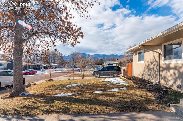 view of yard featuring a mountain view