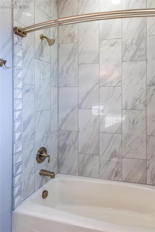 bathroom with tiled shower / bath combo