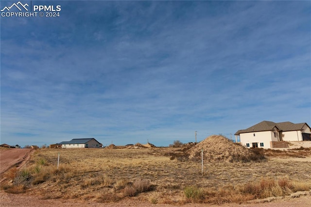 view of yard featuring a rural view