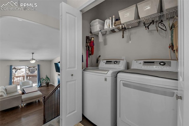 washroom featuring ceiling fan, dark wood-type flooring, and washing machine and clothes dryer