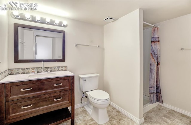 bathroom with a shower with curtain, vanity, and toilet