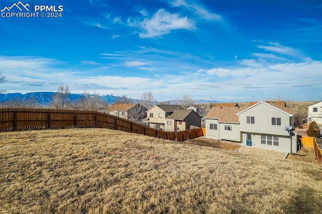 view of yard featuring a mountain view