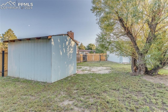 view of yard with a shed