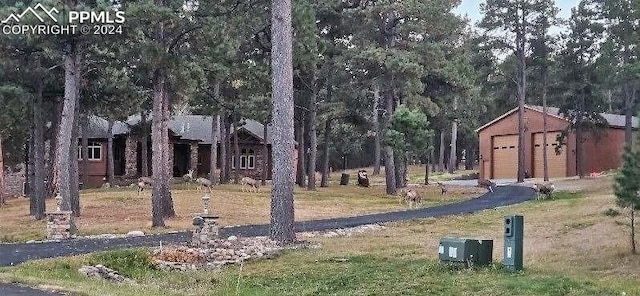 view of yard featuring an outbuilding and a garage