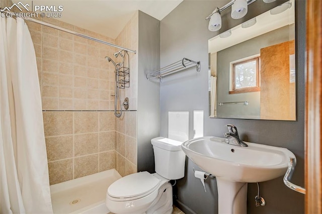 bathroom featuring a shower with curtain and toilet