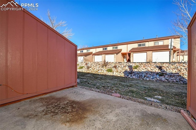 view of yard featuring a garage