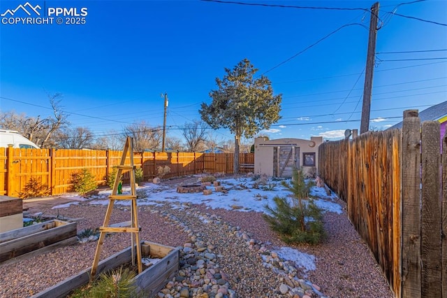 view of yard featuring a storage shed