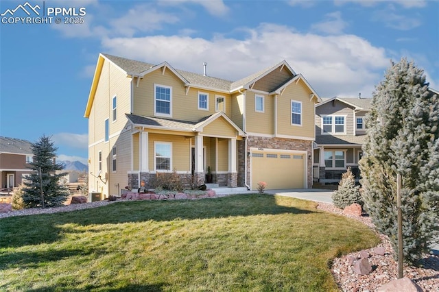 craftsman house featuring a garage and a front lawn