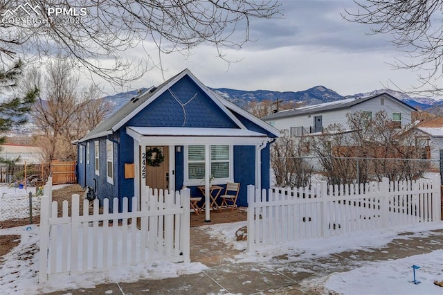 view of front of property featuring a mountain view