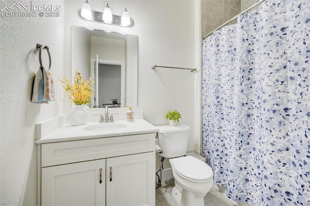 bathroom featuring a shower with curtain, vanity, and toilet