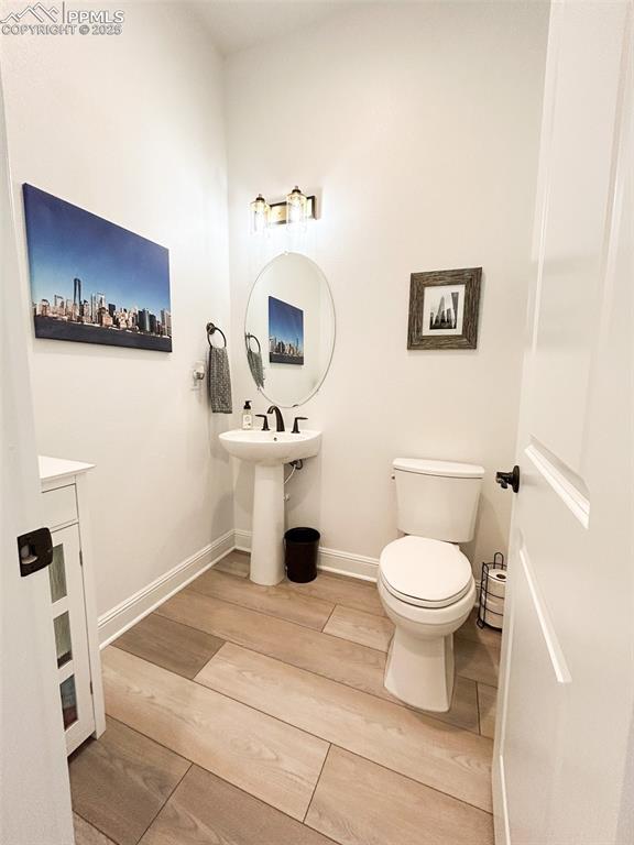 bathroom featuring sink and toilet