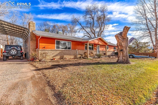 view of front of home featuring a carport and a front lawn