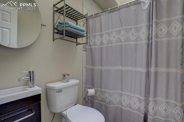 bathroom with toilet, a shower with curtain, and vanity