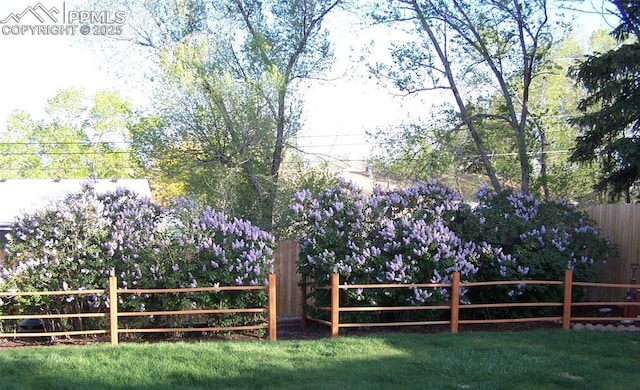 view of gate featuring a lawn