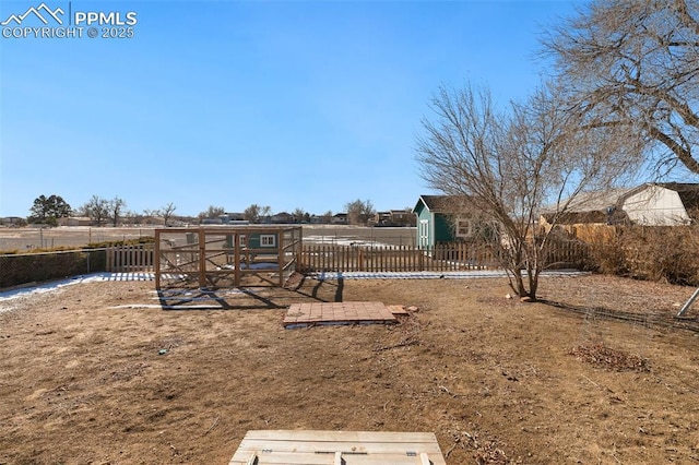 view of yard featuring an outdoor structure