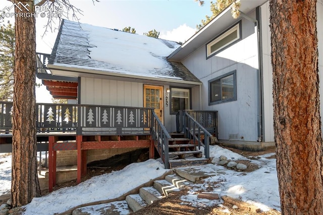 view of front facade featuring a wooden deck