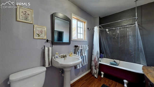 full bathroom featuring sink, shower / bath combo with shower curtain, wood-type flooring, and toilet