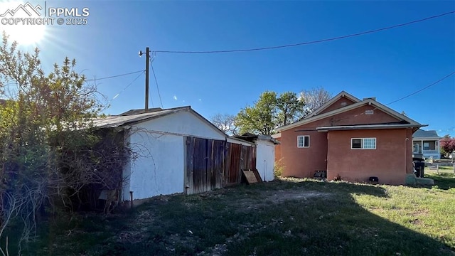 view of side of property featuring a lawn